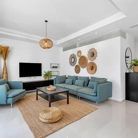 Newly Built With Direct Pool Access Апартаменты