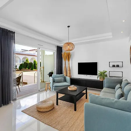 Newly Built With Direct Pool Access Апартаменты Рохалес