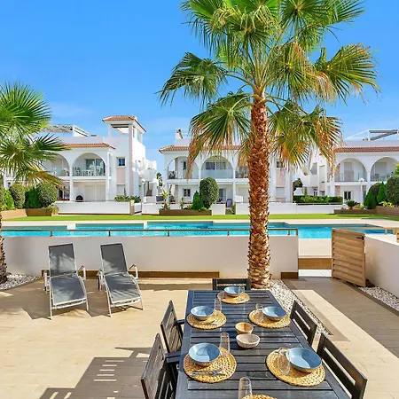Newly Built With Direct Pool Access Апартаменты *