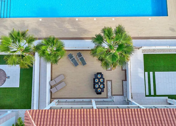 Newly Built With Direct Pool Access Rojales