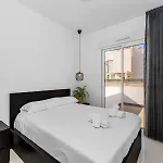 Newly Built With Direct Pool Access Apartamento