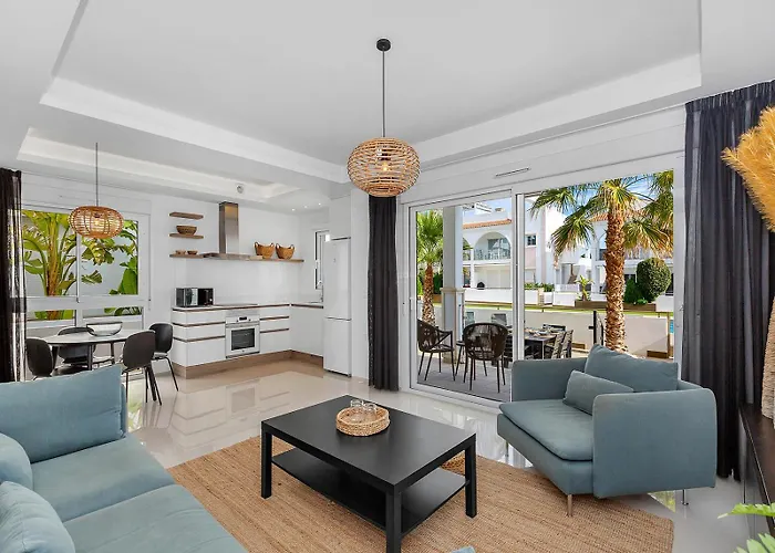 Newly Built With Direct Pool Access * 罗雅勒斯