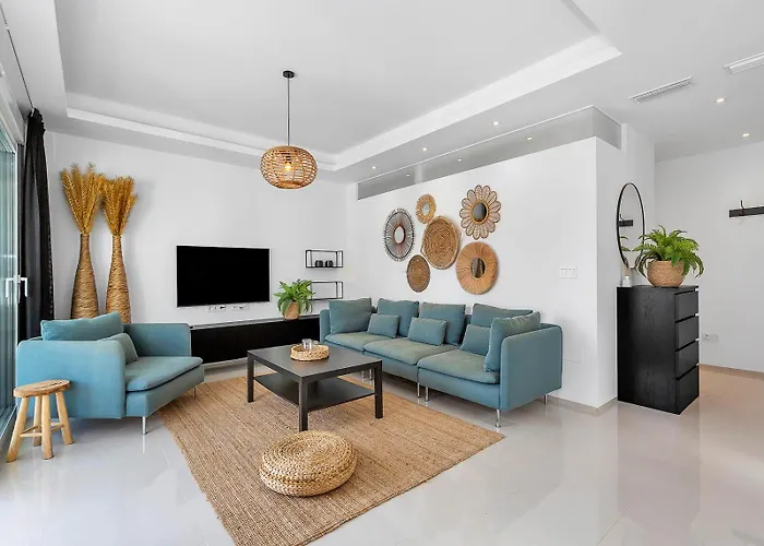 Newly Built With Direct Pool Access 公寓