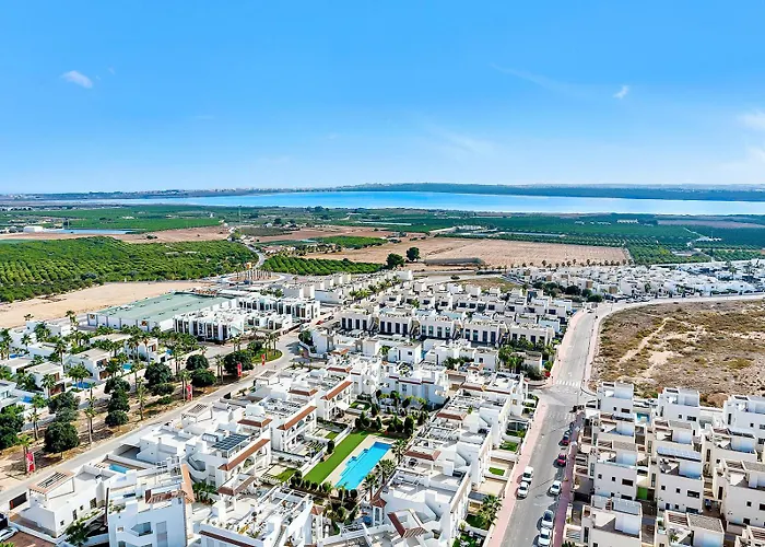 Newly Built With Direct Pool Access 公寓 罗雅勒斯